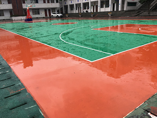 吉首瀘溪縣鎮中完小學塑膠籃球場，羽毛球場